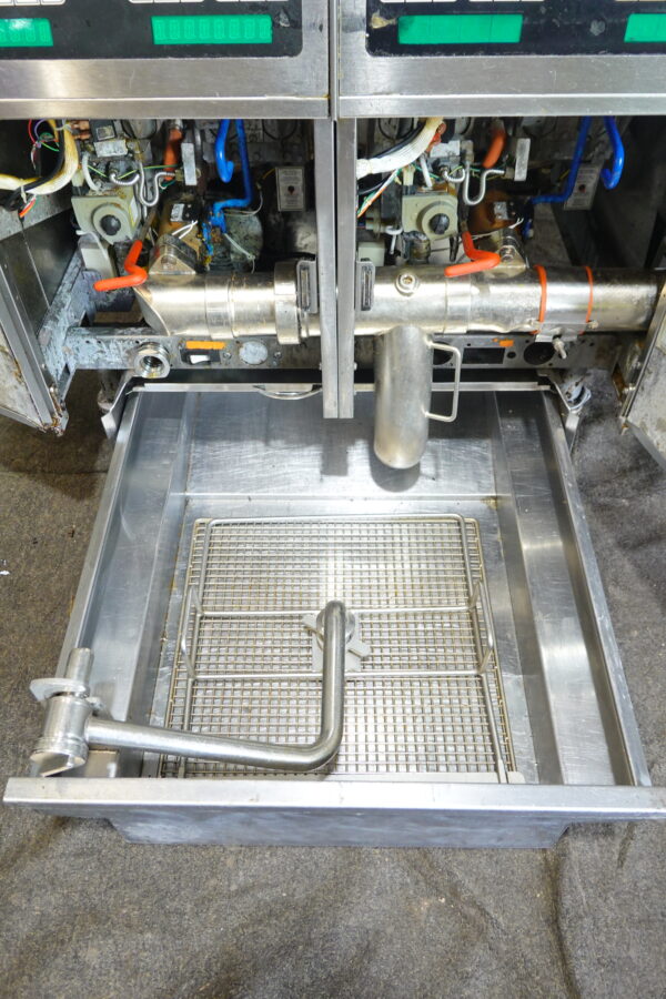 PITCO THREE BAY NATURAL GAS (50 LBS CAPACITY PER BAY) FRYER WITH FILTRATION SYSTEM MODEL SSH55 - Image 8