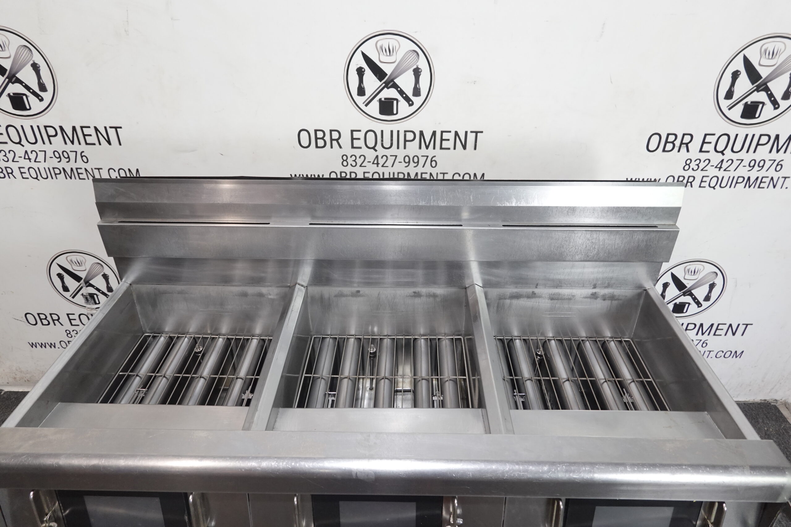 2021 FRYMASTER THREE BAY NATURAL GAS (60 LBS CAPACITY PER BAY) FRYER WITH FILTRATION SYSTEM MODEL 3FQG60- T0QTZNG - Image 6