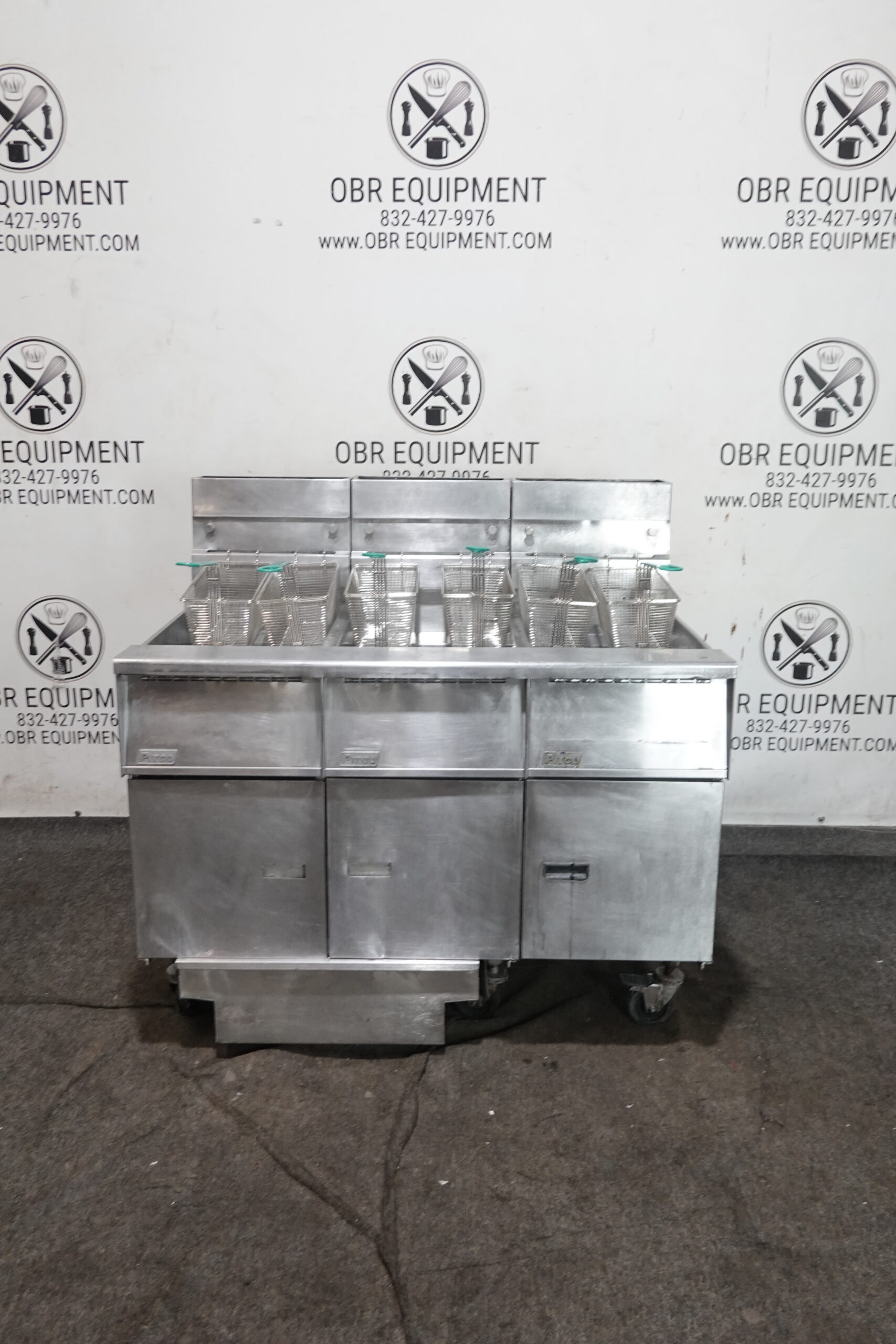 2013 PITCO THREE BAY NATURAL GAS (50 LBS CAPACITY PER BAY) FRYER WITH FILTRATION SYSTEM MODEL SSH55