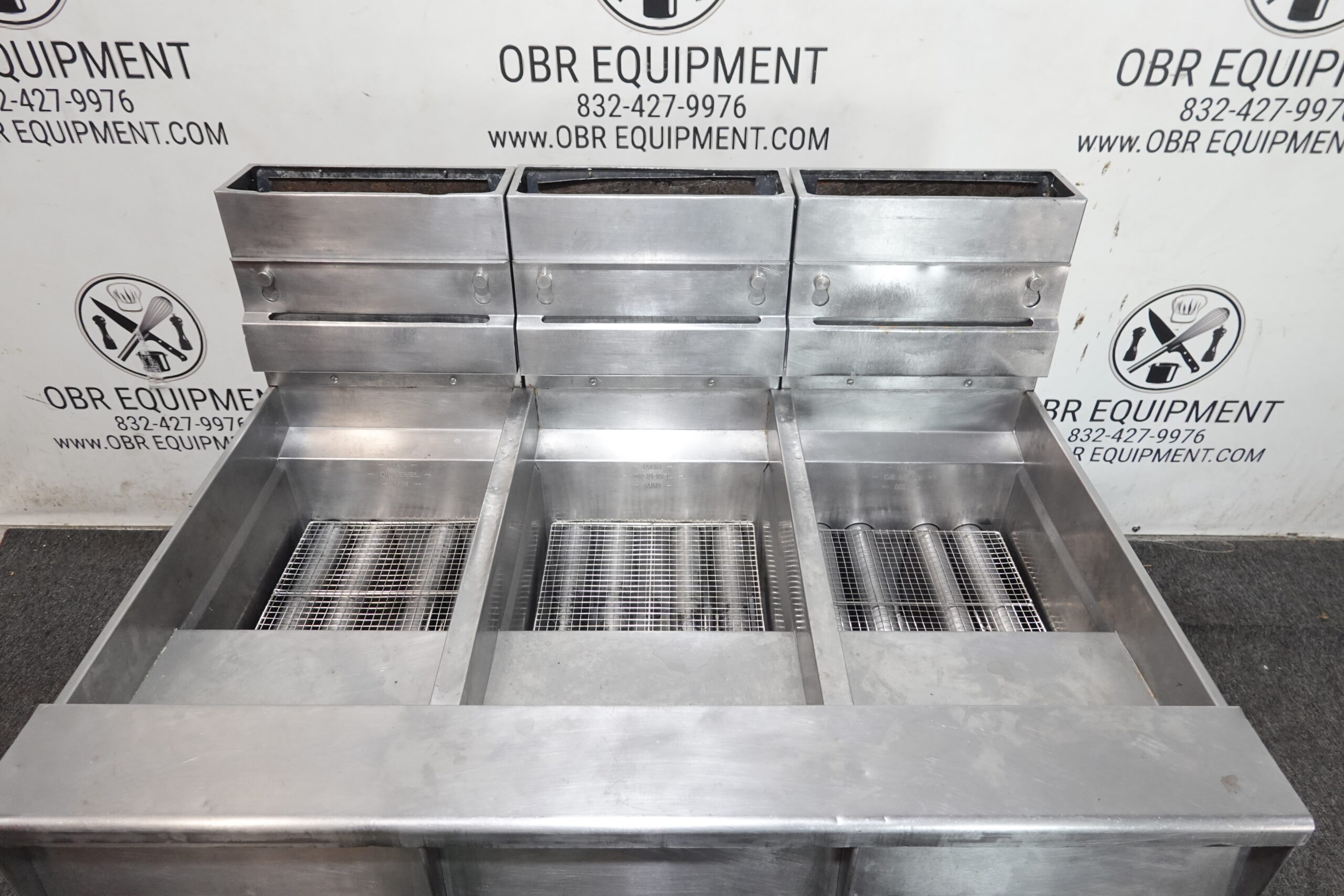 2013 PITCO THREE BAY NATURAL GAS (50 LBS CAPACITY PER BAY) FRYER WITH FILTRATION SYSTEM MODEL SSH55 - Image 11