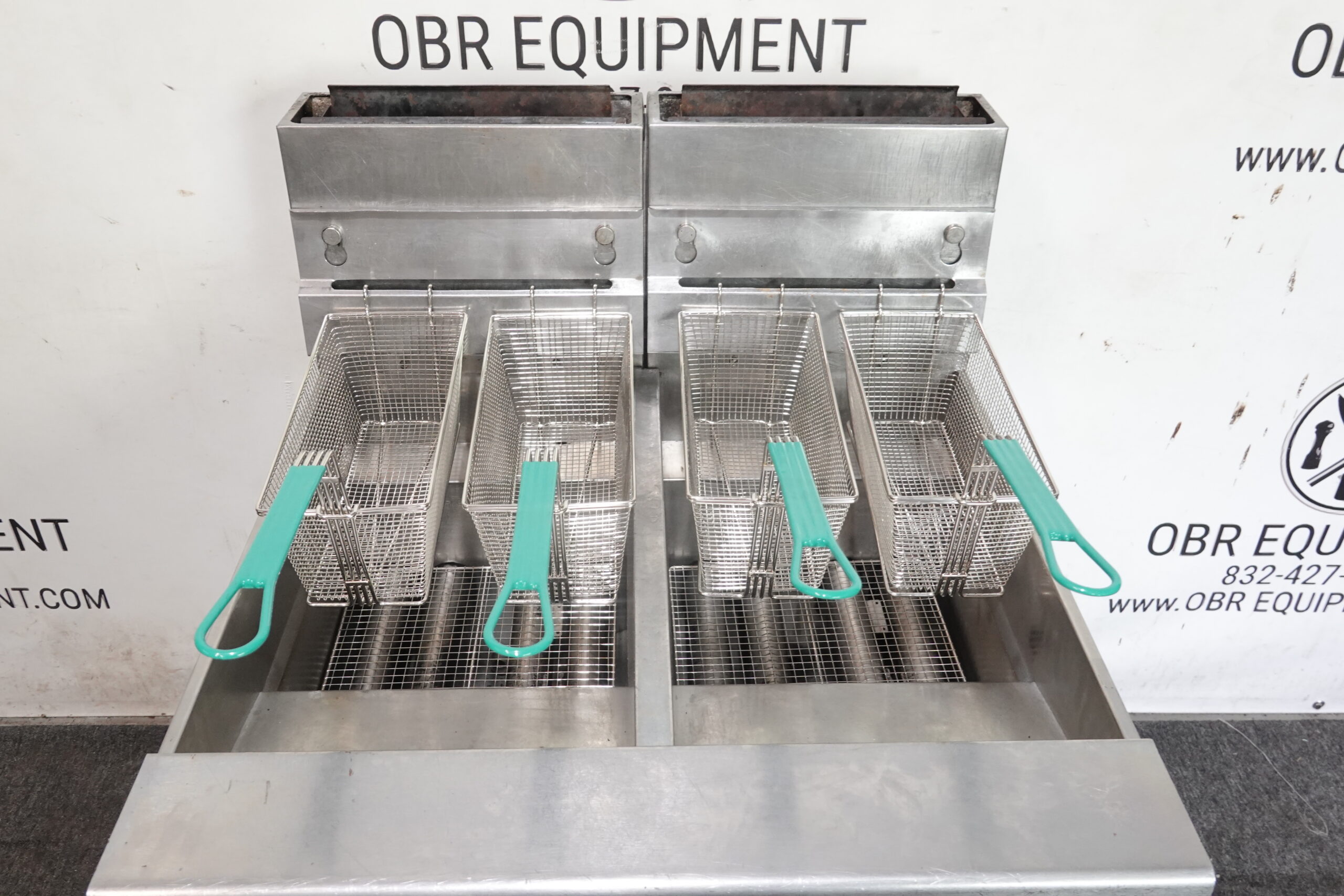 PITCO TWO BAY NATURAL GAS (40-50LBS CAPACITY PER BAY) FRYER WITH FILTRATION SYSTEM MODEL SGL14-S - Image 3